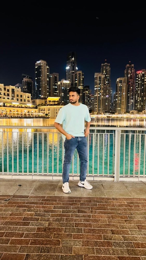Dubai Mall, near the fountain
